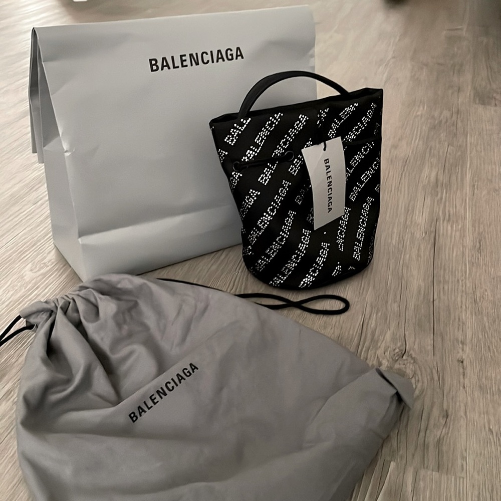 Bucket bag